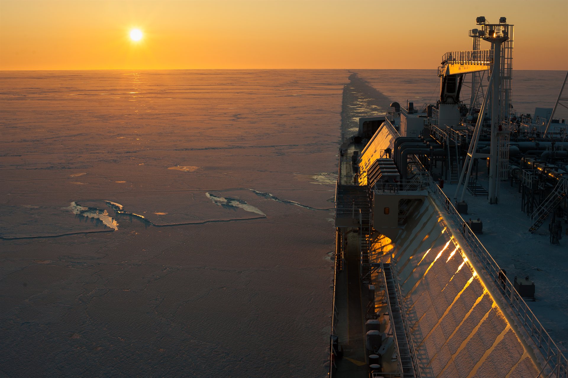 Ship-to-ship LNG transfer at twilight